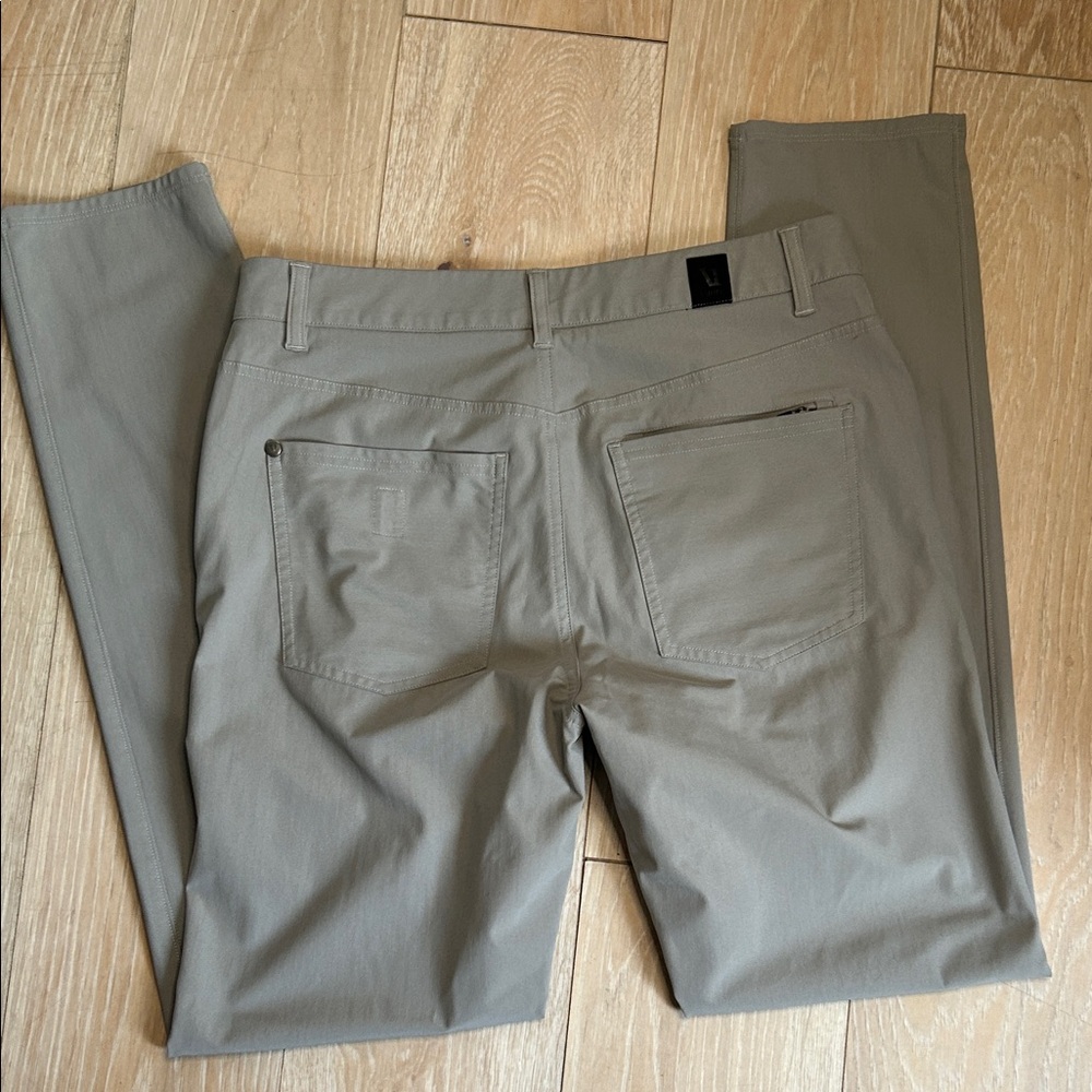 Vuori Men's Slim Straight Athleisure Performance Chino Pants in Light Gray - Picture 9 of 10